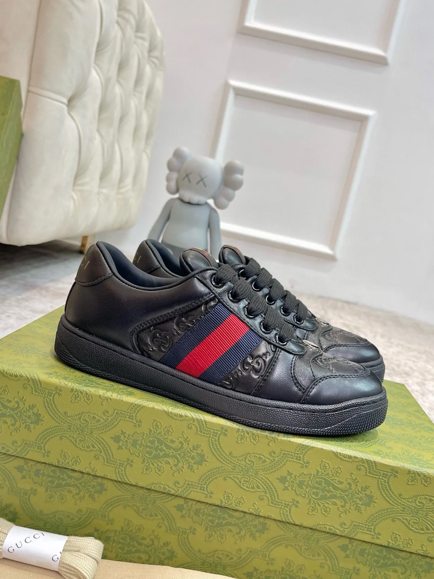 Ex-factory price: 540💰 GUCCI Gucci's newly upgraded back cover lining, top-notch old dirty shoes, classic casual sports shoes for couples, retro sneakers and old G family dirty shoes, updated at the counter simultaneously! ①The shoe upper has the same water-based edge coating process as the original version⚠️The ordinary oil edges on the market have a strong glue feel and are easy to fall off! Grade A first-layer nubuck leather (with pores)/matching computer embroidered double G cloth, high-density terry velvet lining. ② A PVC transparent small round mark sealing line is added to the details of the midsole. The mold is opened six times and the jewelry craftsmanship is used to customize the two-color double G buckle, striving to be the same as the original version. A pair of buttons is more than three times more expensive than ordinary buckles on the market. ③An old two-color washable label, the chip is placed on the outer waist of the right foot, the entire shoe is completely hollowed out with rubber technology, TUP material (rubber to distinguish the market) with the latest green packaging from the counter, 3D printed handbag, and a pair of shoelaces. There is no pressure when entering and exiting the counter. You can buy a 1:1 accurate replica of the original version and modify and upgrade it repeatedly. The details are perfectly restored, the materials are all customized, and they are truly top-notch. Please look at the details clearly to identify the quality. Upper: First-layer frosted cowhide/embroidered double G cloth. Lining: original high-density velvet lining. Foot pads: original pearlescent sheepskin. Outsole: private molded vacuum TPU material. Packaging: original top-grade full set packaging at the counter. Shoe size: women's size 35-40, men's size 39-44 (men's size 38, 45🉑️customized, non-returnable)